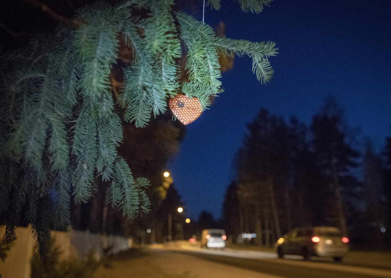 Heijastinpuun perusperiaate on yksinkertainen: Valitaan puu, johon ripustetaan ylimääräisiksi jääneitä heijastimia ohikulkijoiden otettaviksi.