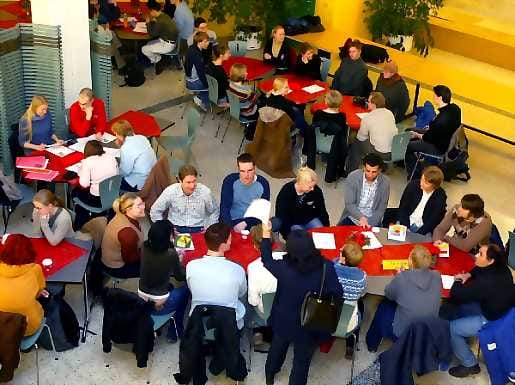 Oulun yliopiston kielikeskus ja opiskelijoiden kansainvälinen jaosto järjestää noin kerran kuussa Cafe Lingua kielikahvilan yliopiston kahvilassa. Vaihto-opiskelijat ja muut opiskelijat seurustelemassa.