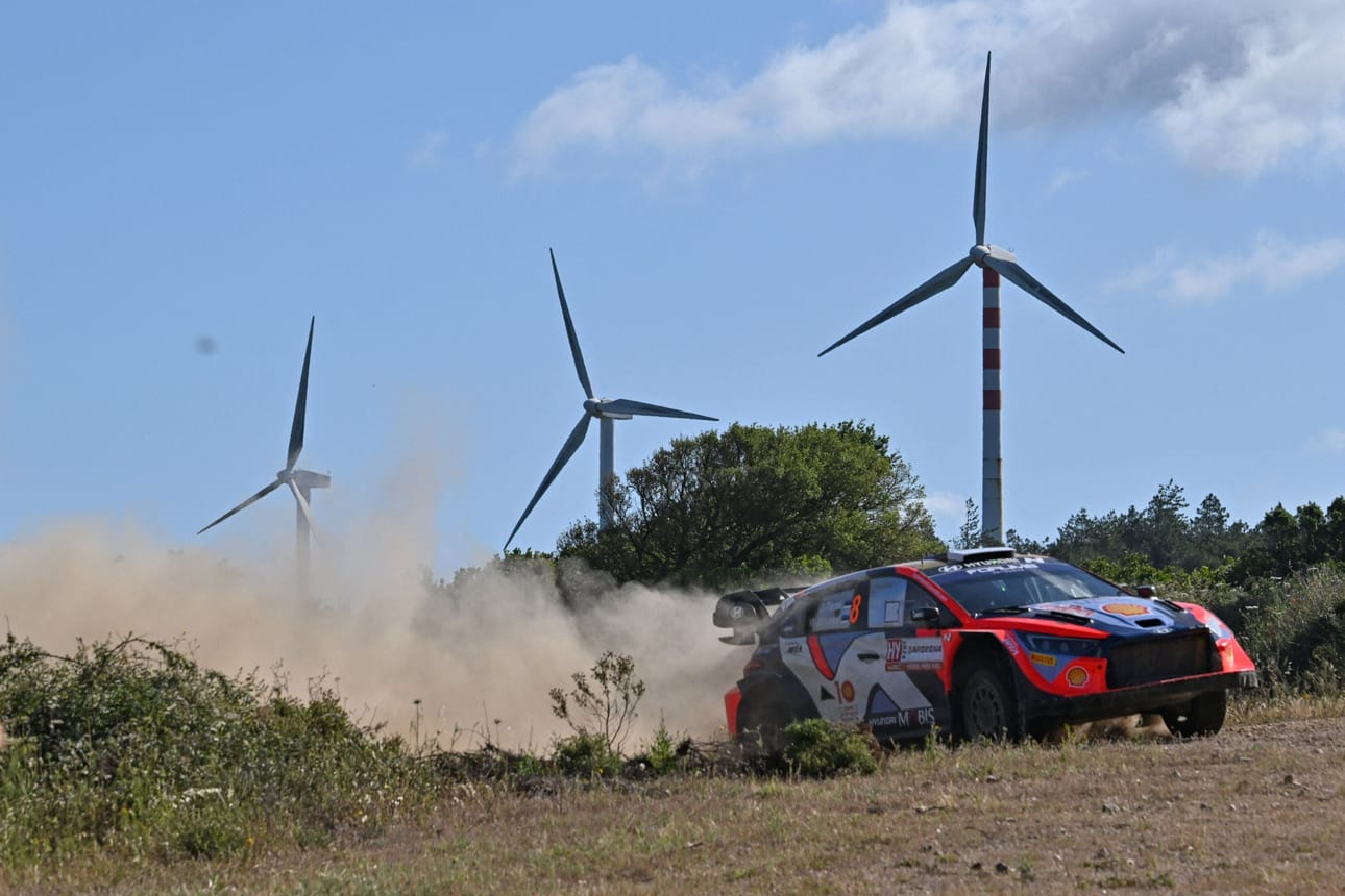 Virolainen Ott Tänak Sardinian MM-rallissa lauantaina. LEHTIKIVA/AFP