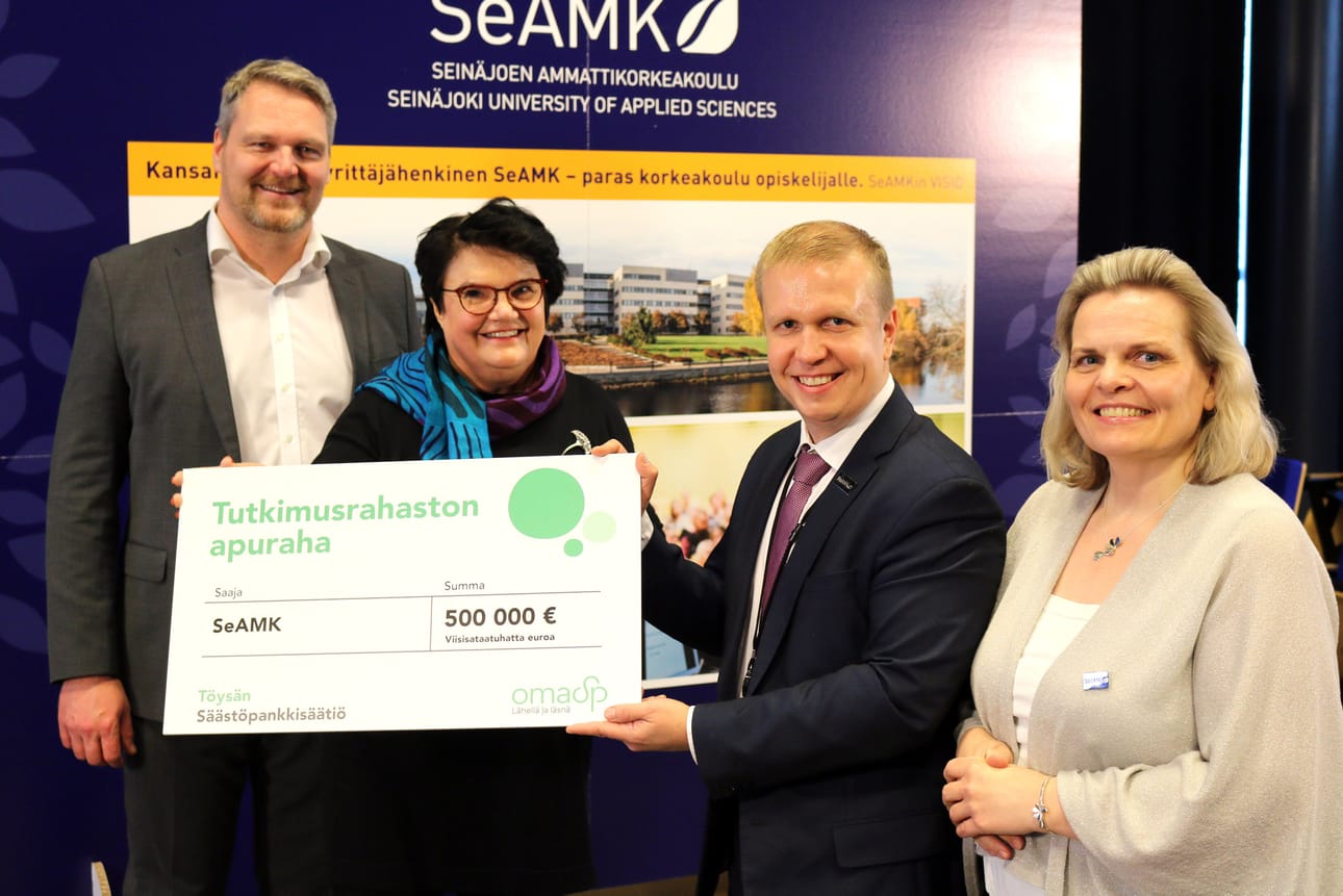 Töysän Säästöpankkisäätiön 500 000 euron apurahan Seamkille luovuttivat tammikuussa säätiön asiamies Pasi Sydänlammi ja hallituksen puheenjohtaja Aino Lamminmäki. Apurahan vastaanottivat rehtori Jaakko Hallila ja vararehtori Elina Varamäki. Arkistokuva.