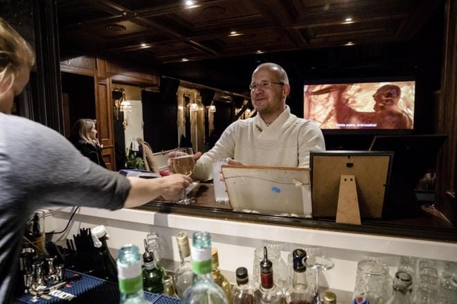 Ilkka Sandström (tiskillä) toi Varpu Liliuksen Rivieraan yllätystreffeille, ja se kannatti. Lilius oli aivan myyty. –Tämä on hienoin elokuvateatteri, missä olen koskaan ollut, hän hehkutti. Kuvat: Joel Maisalmi