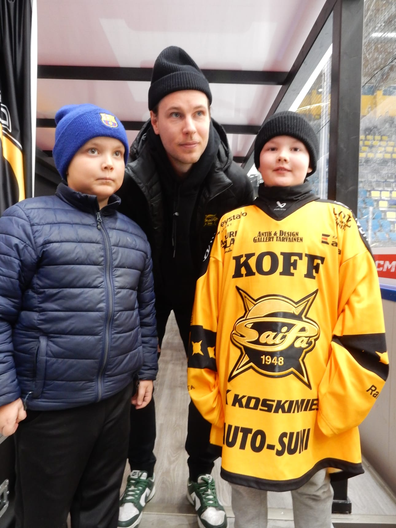 Miklas Ahvonen ja Iivari Impola saivat oulaistelaislähtöisen kiekkoilijan, Antti Kalaputaan, tulemaan pukukopeilta puhuttelemaan. Yhteiskuvaankin oli aikaa, vaikka kiire painoi päälle.