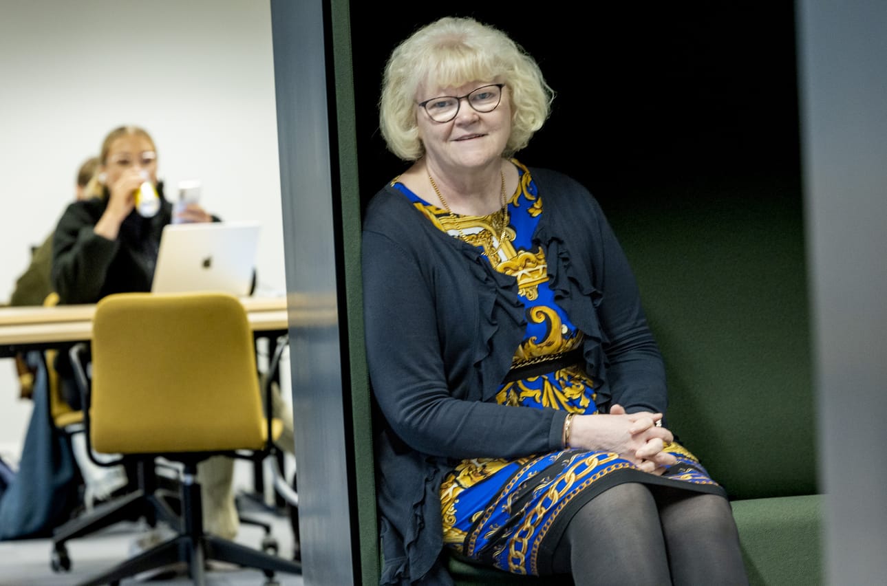 Leena Nissilä kuvattiin Oulun yliopiston uuden oppimis- ja kohtaamistila Ytimen avajaispäivänä. Hän toivoo, että yliopistossa voidaan nyt suunnata huomio seuraavaan rehtorikauteen.