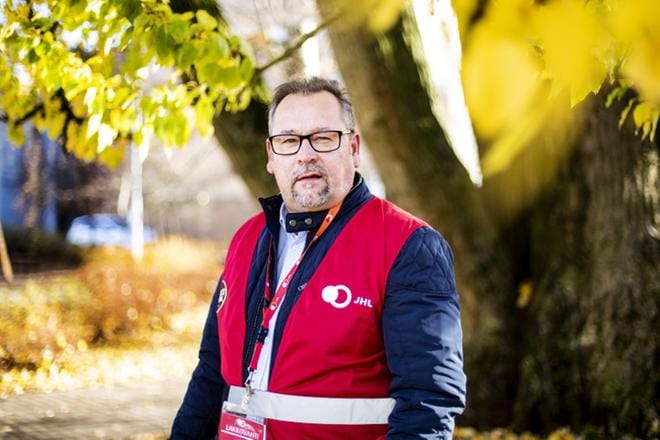 JHL:n pääluottamusmies Jari Kivimäki kiersi maanantaina lakon alla olevat työpaikat lakkovahtina. KUVA: KRISTA LUOMA