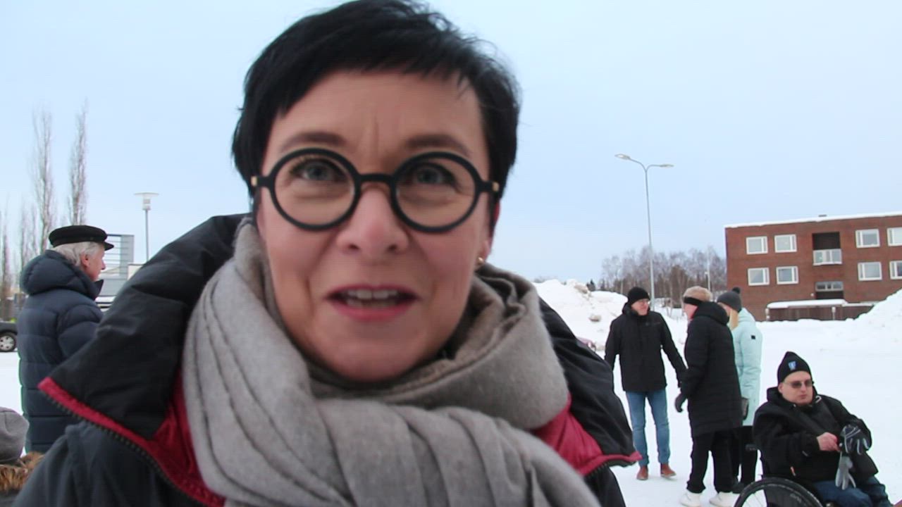 Oulaisten kaupungin ystävänpäiväkahveilla oli leppoisa meininki, Riikka Moilanen sai onnitteluja ja kohtasi kuntalaisia torilla