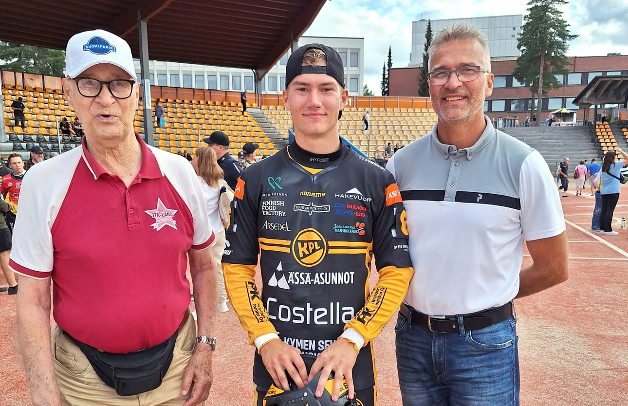 Heikki (vas.) ja Timo Laine (oik.) ovat pelanneet pesäpallon arvo-ottelussa. Eemelistä (kesk.) voi tulla ensimmäinen kolmannen polven pesäpalloilija lajin arvo-ottelussa Itä-Lännessä. LEHTIKUVA/handout/ Timo Laineen kotialbumi