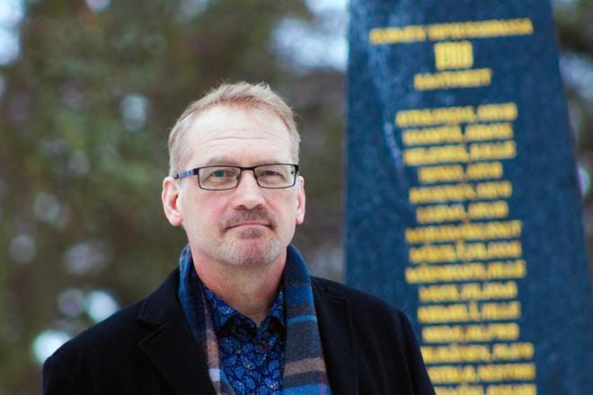 Jari Kuusi suhtautuu vuoden 1918 tapahtumiin neutraalisti, ja pyrkii ymmärtämään sodan kaikkia osapuolia. Hänen hiljattain ilmestynyt kirjansa kuvailee osin sitä, etteivät monet ihmiset varsinaisesti valinneet sodassa puoliaan, vaan eri syistä ajautuivat mukaan jommallekummalle puolelle. KUVA: JORMA HAVULA