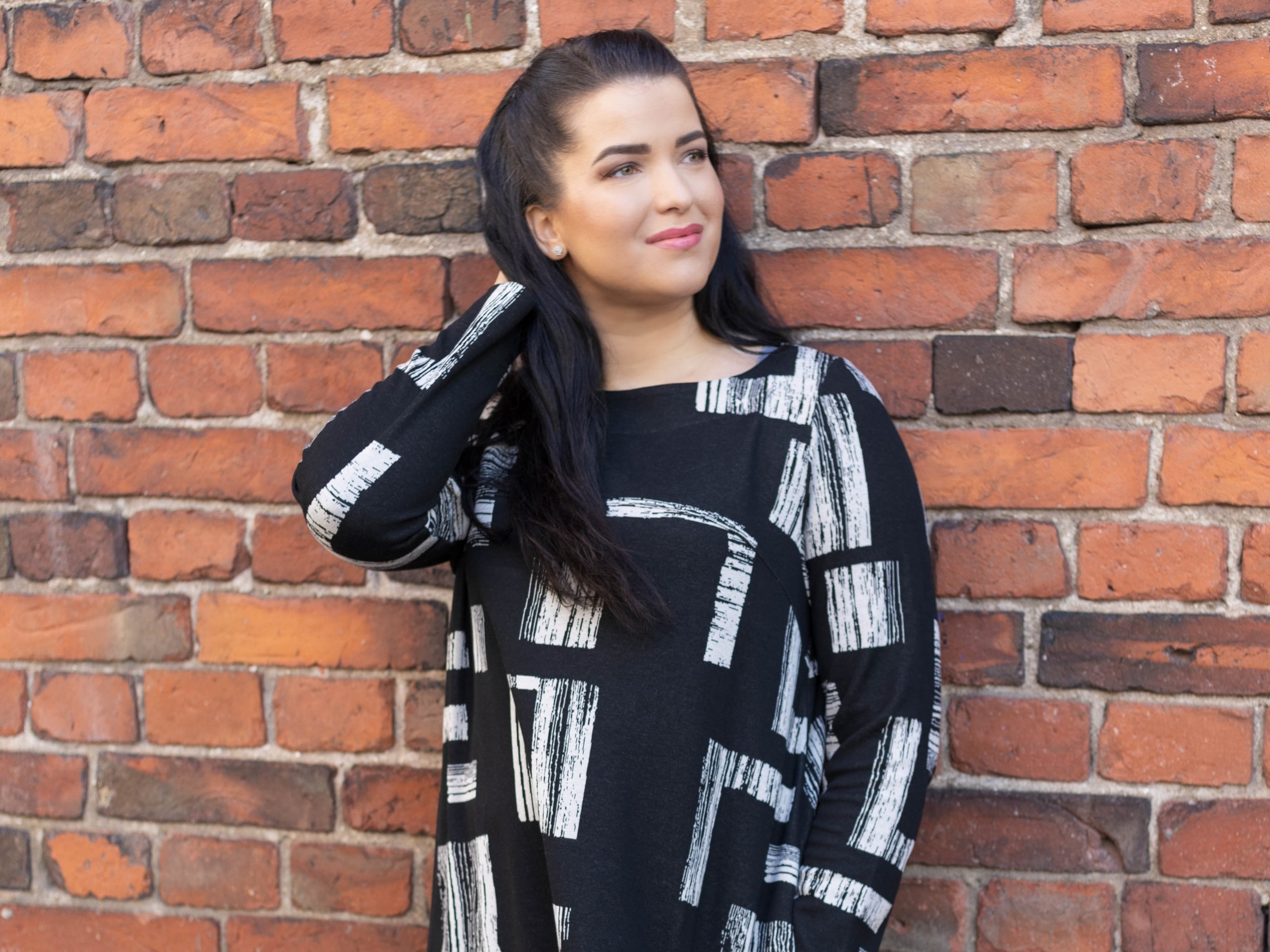 Vaikea nuoruus Vaasassa vaihtui onneen Tampereella - Mia Aura elää kuten opettaa ja manifestoi työkseen