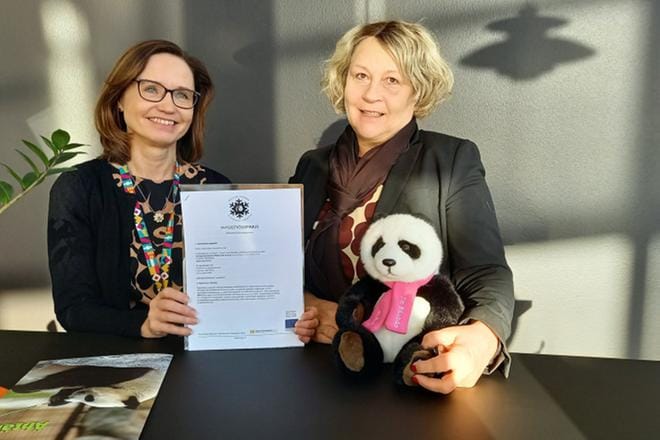 Sopimuksen allekirjoittivat toimitusjohtajat Leena Perämäki (vas.) Into Seinäjoesta ja Arja Väliaho Ähtäri Zoosta.