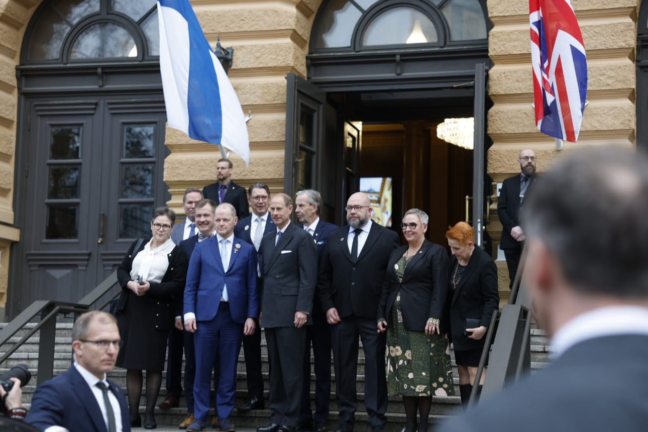 Prinssi Edward (kuvassa keskellä) asettui valokuvaan kaupungintalon edessä lounaan jälkeen. Jussi Tomberg pääsi poseeraamaan prinssi vieressä, kuvassa tämän oikealla puolella.