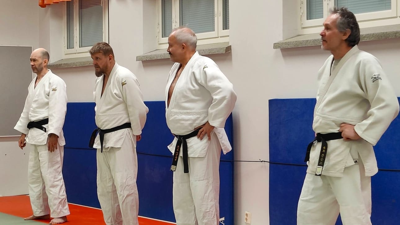 Isojoella judokat saivat kokea mukavan yllätyksen, kun ohjaamaan tulivat kokeneet konkarit (vas.) Mika Nurmi, Pasi Alapiha ja Jukka Peltomäki sekä Isojoen oma ohjaaja Luke Ronlund.
