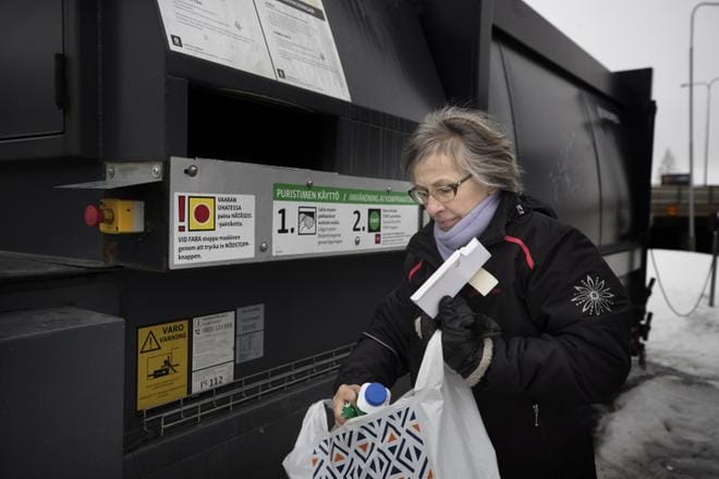 Vaasalainen Mariann Ekström tuo kerran tai pari viikossa pakkausmuovia kierrätyspisteelle. Hänen mielestään keräyspisteitä saisi olla enemmänkin. Ekström on kierrättänyt kotitaloutensa pakkausmuovit noin vuoden. KUVAT: MINNA ANTILA