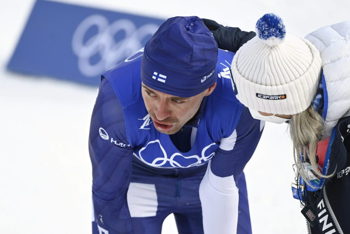 Perttu Hyvärinen maalissa 15 kilometrin hiihdon jälkeen Zhangjiakoussa. LEHTIKUVA / EMMI KORHONEN