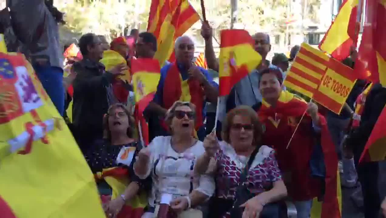Katalaanit osoittavat mieltään yhtenäisen Espanjan puolesta