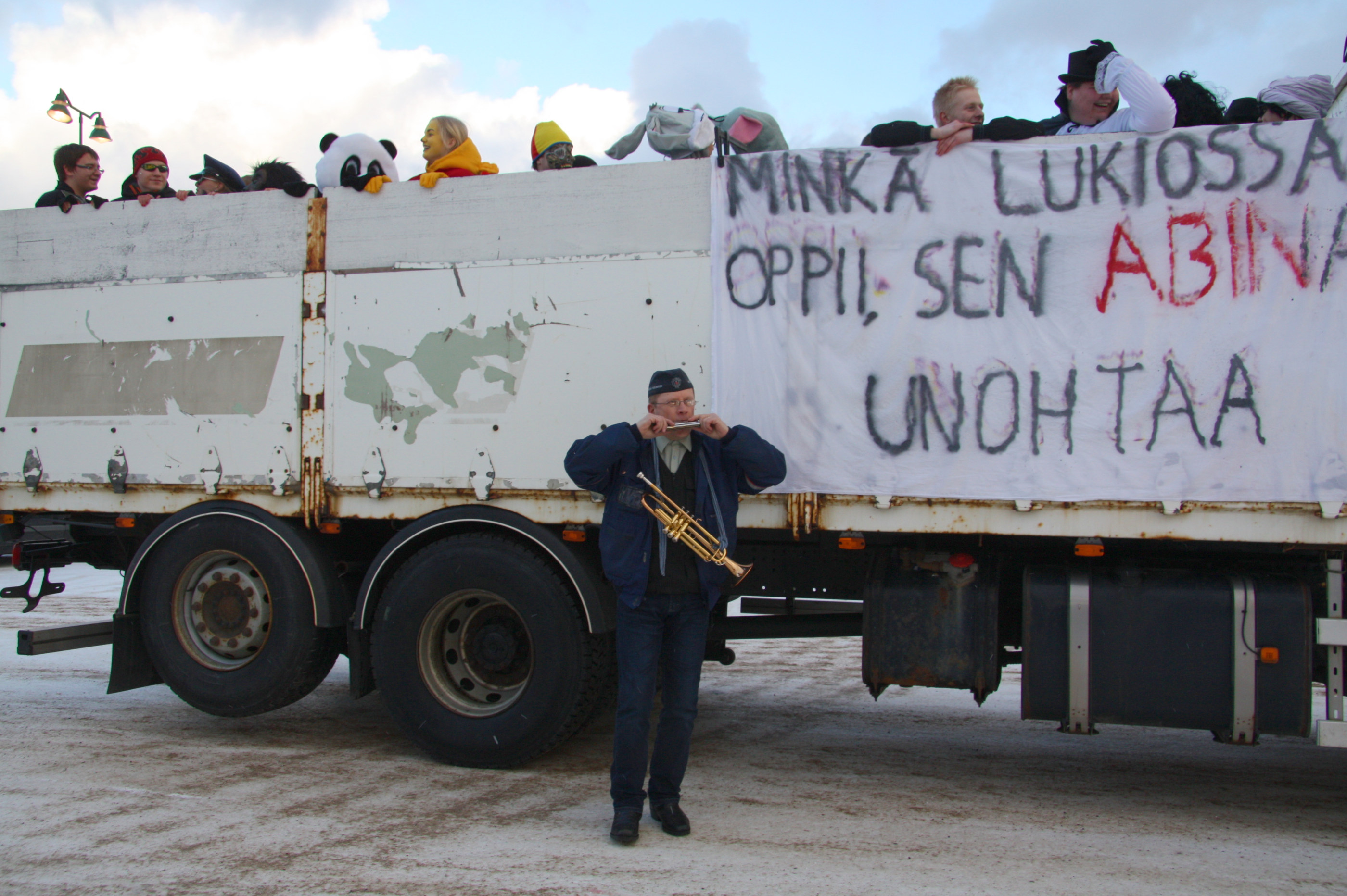 Taivalkosken lukion abiturientit kiersivät kouluilla ja kylällä.