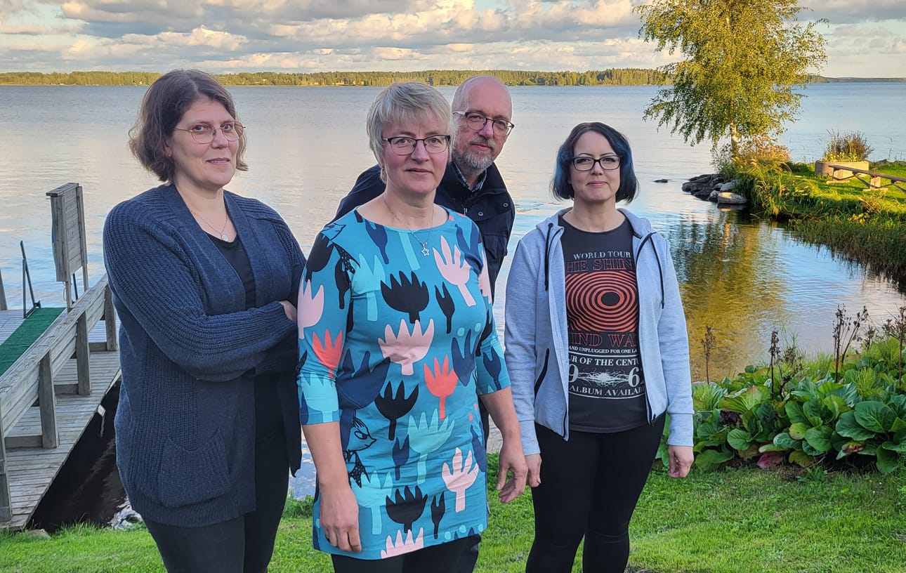 Vapaaehtoisen pelastuspalvelun Härmänmaan paikallistoimikunnan puheenjohtaja Maria Koski (oik.) saa seuraajakseen vuodenvaihteessa Suvi Linjamäen (keskellä). Vasemmalla Eija Kakkuri ja taustalla Länsi-Suomen piirin valmiuspäällikkö Aki Valonen. Kokous pidettiin Tarvolan kauniissa rantamaisemassa.
