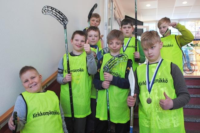 Kirkkomännikön koulun pienluokkien salbandyjoukkue taisteli Junior Gamesista kaulaansa hopeamitalit. KUVAT:EEVA-LIISA KULJU