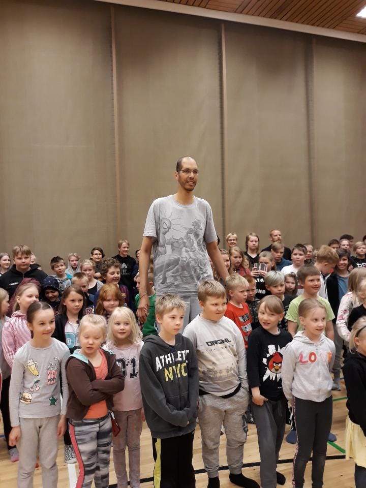 Maailman toiseksi pisin mies, 246-senttinen Brahim Takioullah vieraili tiistaina Paltamossa.