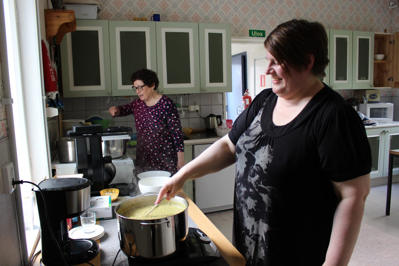 Kotiseututalon suojissa oli tarjolla Pauliina Värtön (edessä) ja Kaarina Pietilän loihtimaa hernekeittoa. Pihan puolella oli tarjolla myös lättykahvit sekä makkaraa.