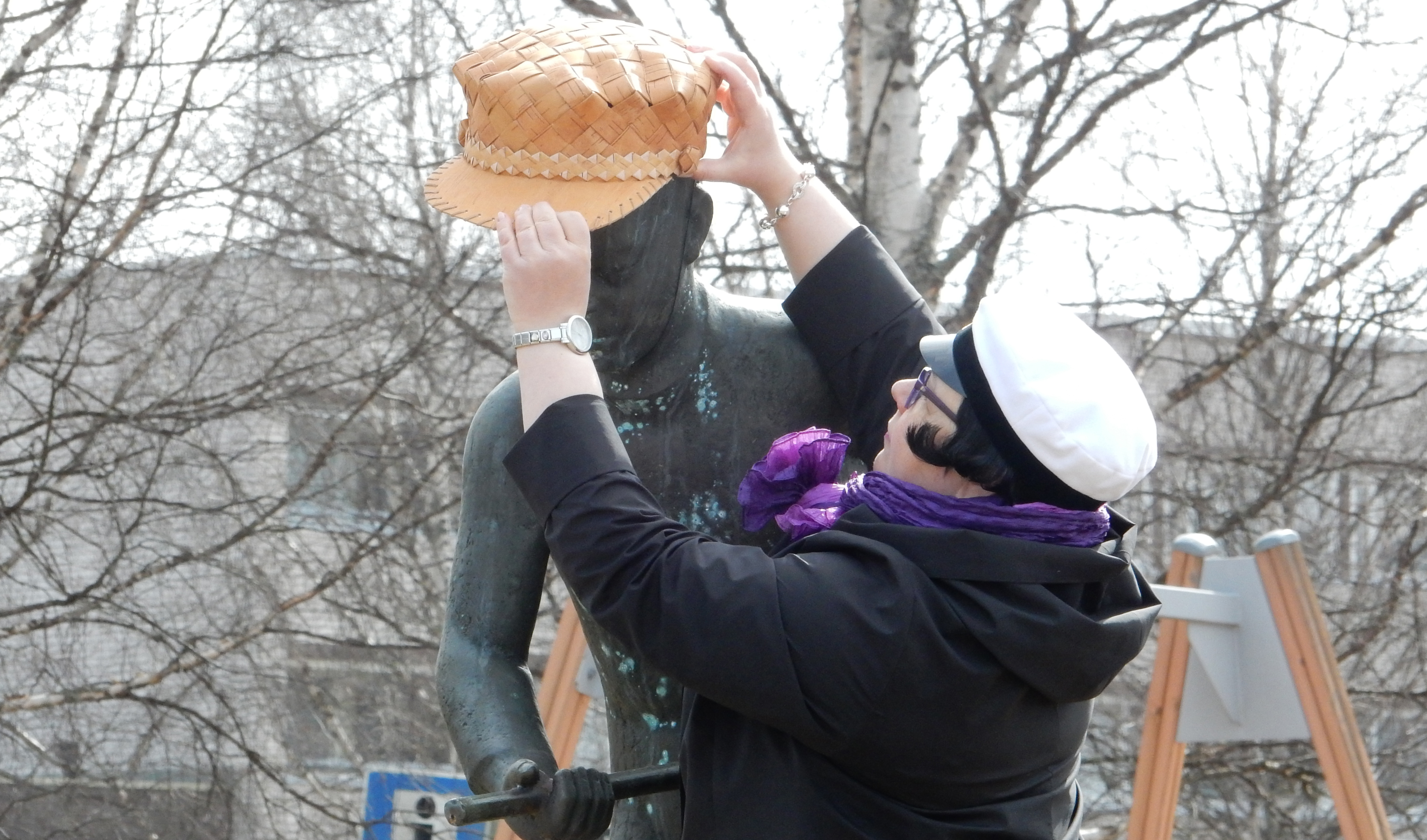 Anu Hultqvist lakitti rapupojan.