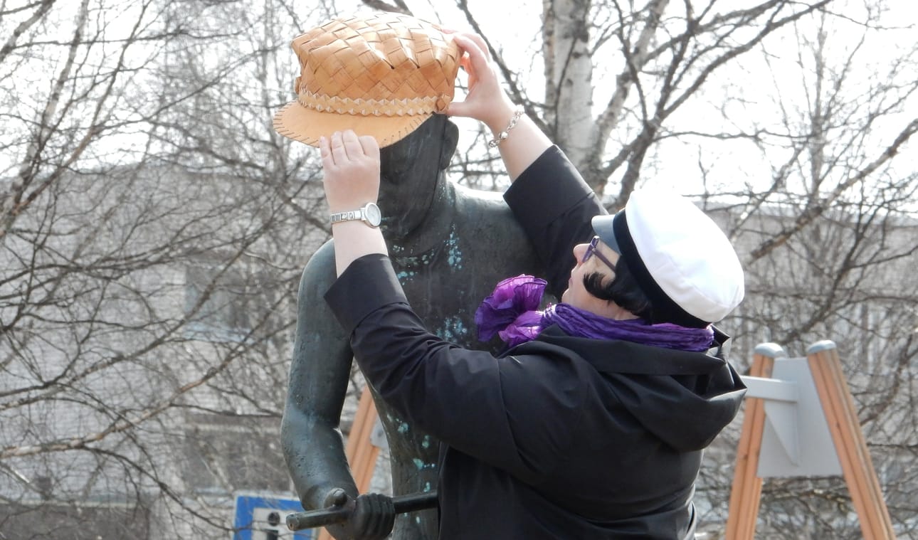 Anu Hultqvist lakitti rapupojan.