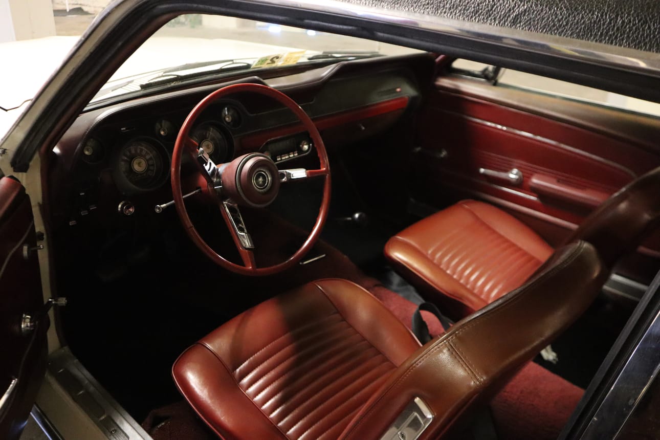 Ford Mustang sisältä. Veteraaniautoseuran puheenjohtaja Matti Marttinen tarttui ensimmäistä kertaa oman vanhemman auton rattiin alle kymmenvuotiaana ja jäi sille tielle.