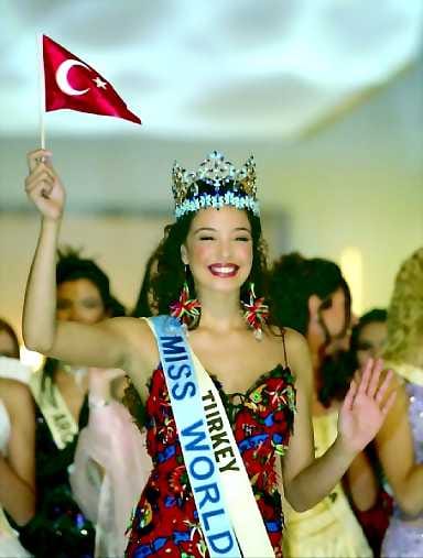 Azra Akin on Miss Maailma.