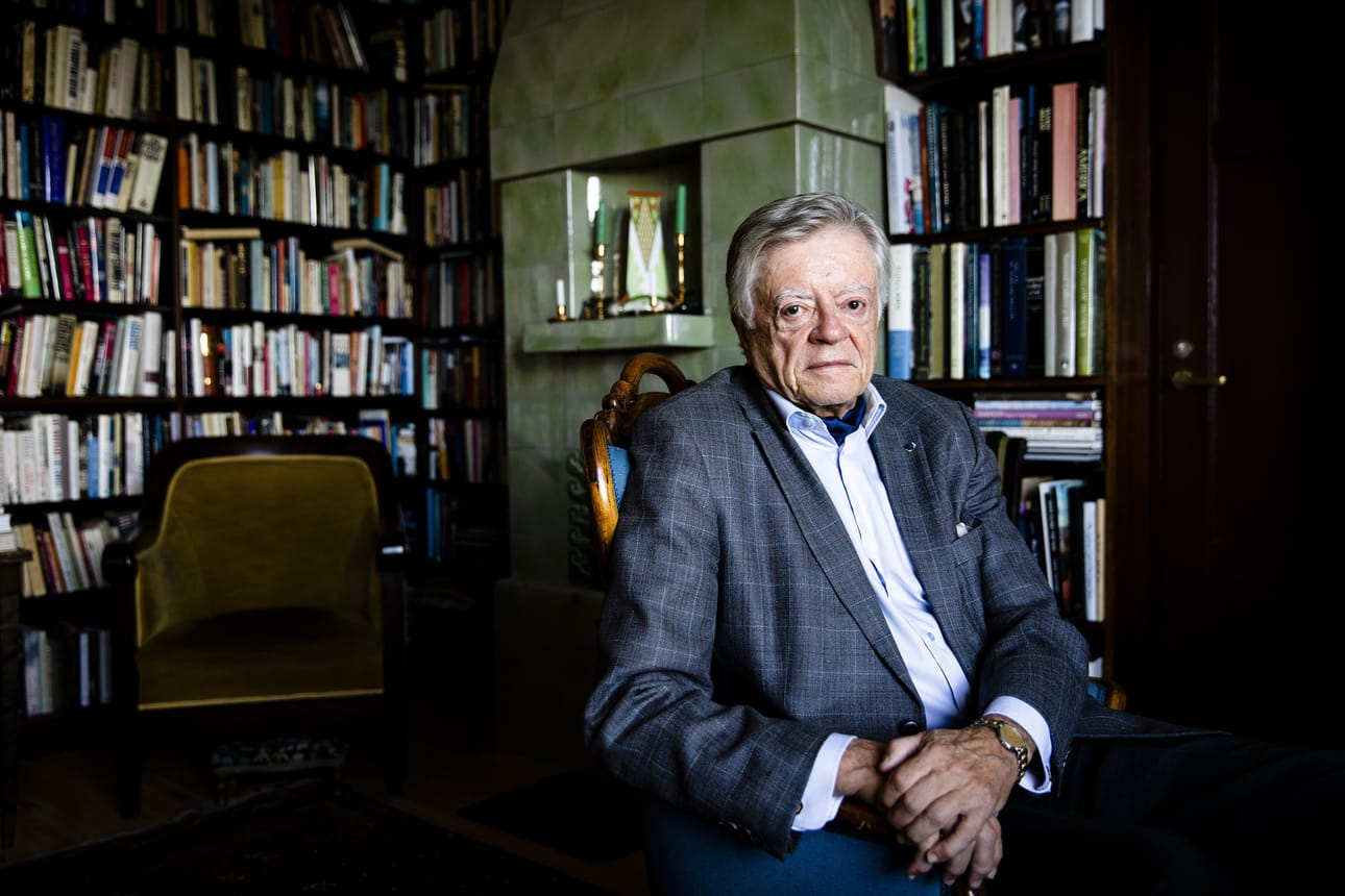 Kokenut diplomaatti Jukka Valtasaari työskenteli Suomen suurlähettiläänä Washingtonissa 1988–1996 ja 2001–2005 sekä ulkoministeriön valtiosihteerinä 1996–2001.