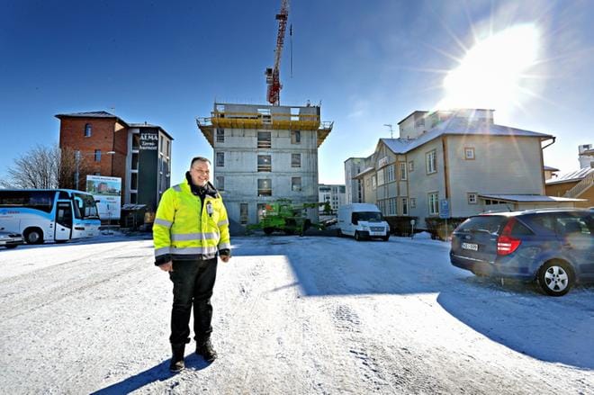Petri Pihlajaniemen hotellityömaa on yltänyt jo viidennen kerroksen korkeuteen. Alman seitsemänkerroksinen tornihotelli valmistuu jouluksi. KUVA: KARI LÖFHJELM
