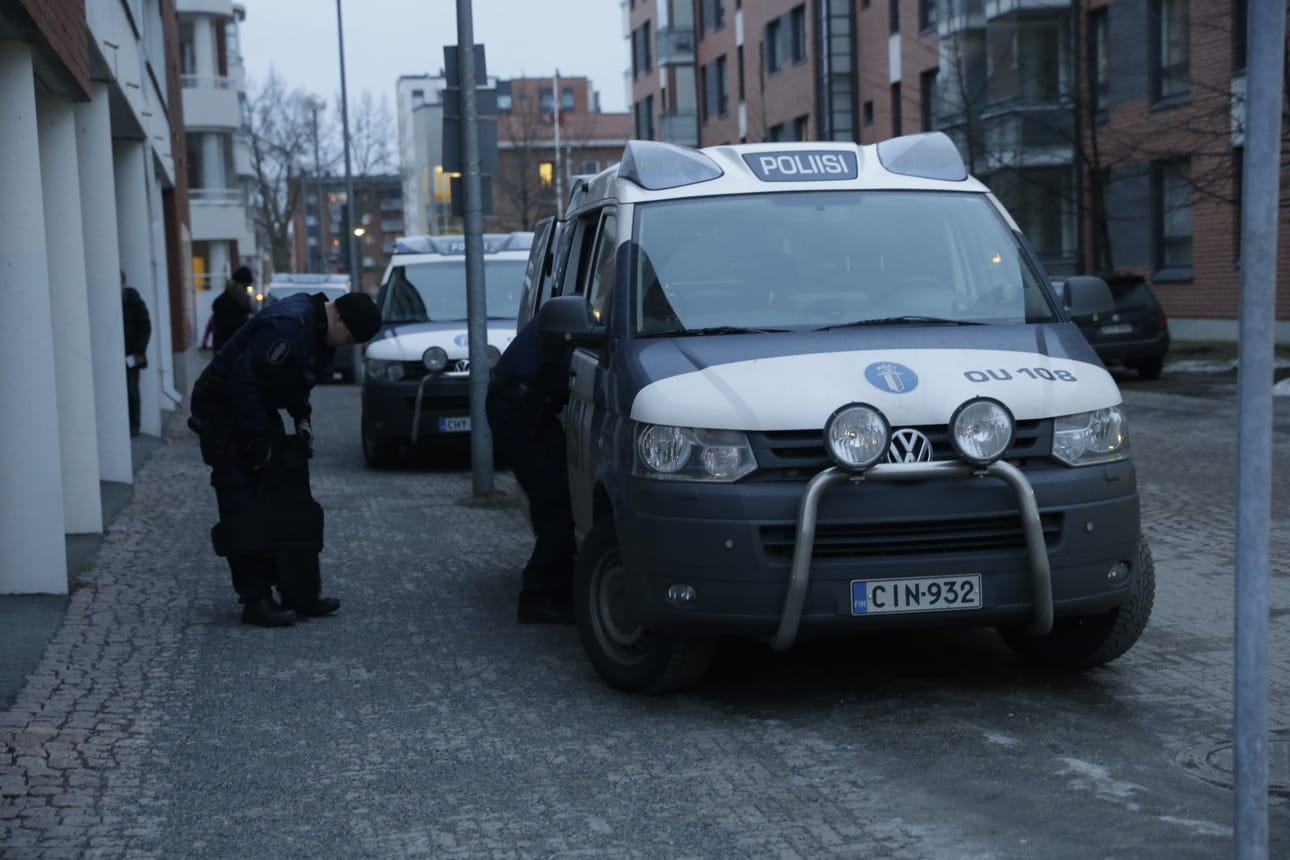 Oulun poliisi piiritti kerrostaloasuntoa Etu-Lyötyssä torstaina iltapäivällä.