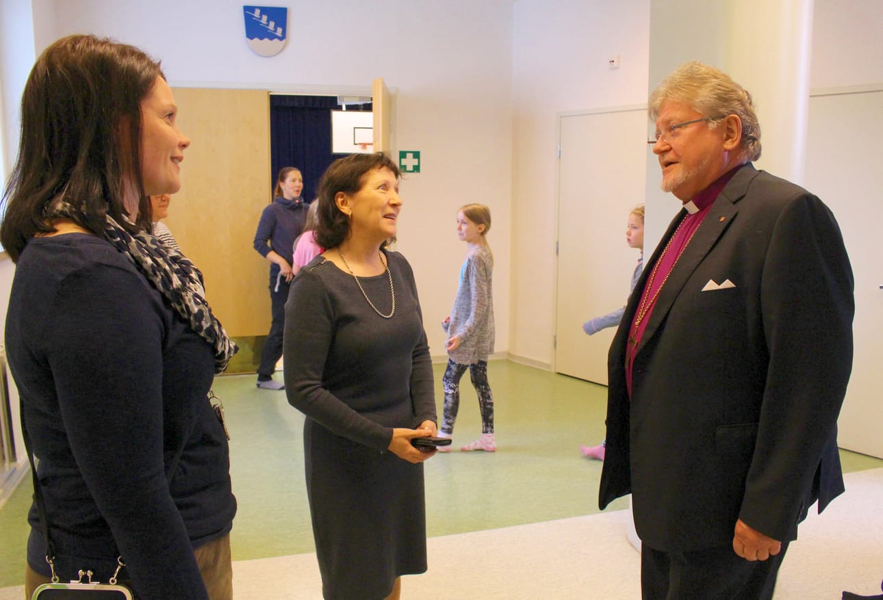 Siikalatvan seurakuntaan viikonvaihteessa tehtävä piispantarkastus alkoi Rantsilasta, jossa Aleksanterin koululle piispa Samuel Salmen tervetulleeksi toivottivat opettaja Silja Kantola ja rehtori Paula Piipponen. Viereilun pääohjelmanumero oli piispan ja koululaisten välinen vuoropuhelu, kun piispa vastaili koululaisten esittämiin kysymyksiin.