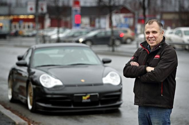 Lasse Hirvijärven päivätyö on autojen varaosien ja muiden tarvikkeiden kauppaa. Kuvan Porsche on korvamerkitty tuotteiden esittelyyn. Kauppakassiksi auto on kuulemma liian matala. KUVA: KARI LÖFHJELM