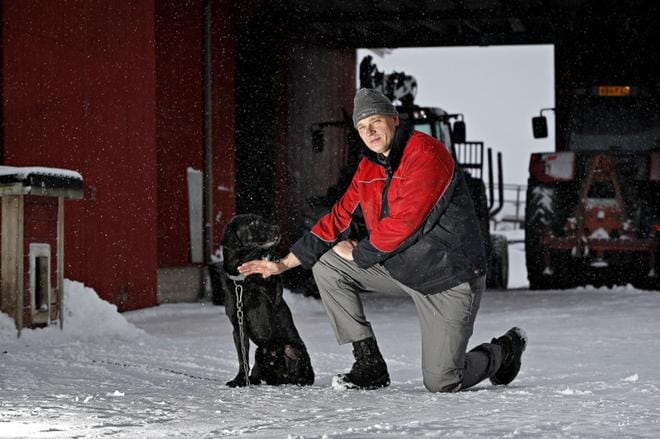 Ilmajokelainen viljanviljelijä Timo Kankaanpää aloitti MTK Etelä-Pohjanmaan puheenjohtajana vuoden alussa. Onni-koira pitää seuraa kotipihalla talvipäivänä. KUVA: KARI LÖFHJELM