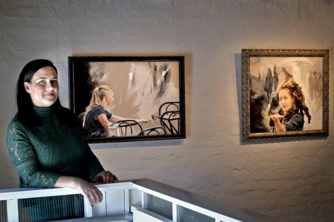 Annina Laine on erikoistunut tilannekuviin. Seinäjokelaisen töitä on esillä Varikkogalleriassa. KUVAT: HEIKKI HAKANEN