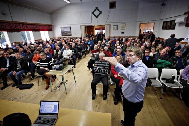 Riistapäällikkö Mikael Luoma esitteli susi-illassa tuoreimmat tiedot Laihialla tehdyistä susihavainnoista helmi-maaliskuussa. KUVAT: TOMI KOSONEN