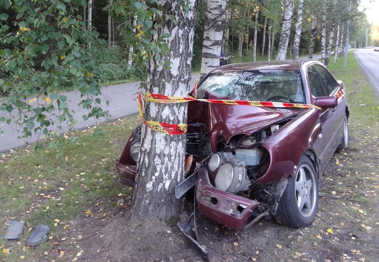 Auto romuttui törmäyksessä.