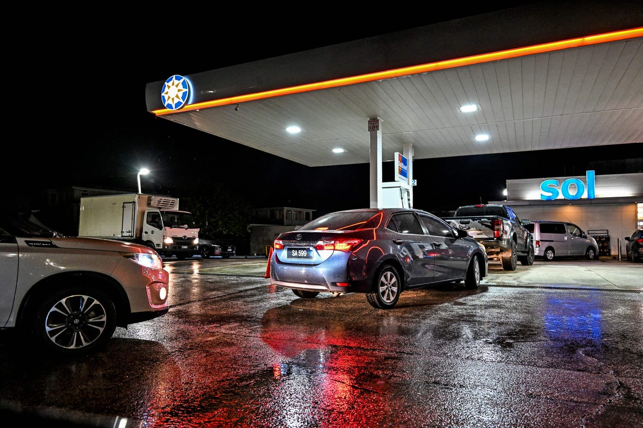 Autoilijat jonottivat Barbadoksella tankkaamaan sen jälkeen, kun saarelle annettiin hurrikaanivaroitus. LEHTIKUVA/AFP