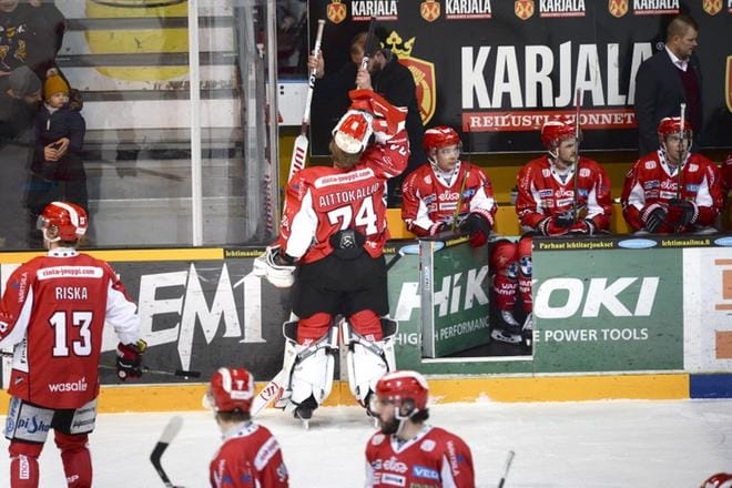 Sport vaihtoi 3-0-tilanteessa maalille Sami Aittokallion, ja Mika Järvinen luisteli vaihtoon avauserän puolivälissä. Sittemmin Sport vaihtoi maalivahtia vielä kerran. Kuva: Mika Strandén / Etelä-Saimaa