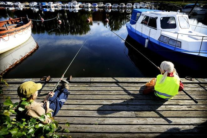 Vaasan Urheilukalastajien hallituksen sihteeri Reijo Salmela näkee, että kaupunkikalastus tuo elämää ja ohjelmaa myös ohikulkijoille. – Kalastajat värittävät kaupunkikuvaa.