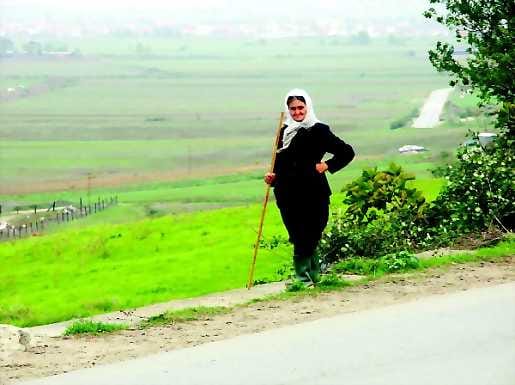 Albaanit ovat ystävällisiä ja avuliaita ihmisiä. Tietä neuvoo vuohia paimentava nainen lähellä Durresia.