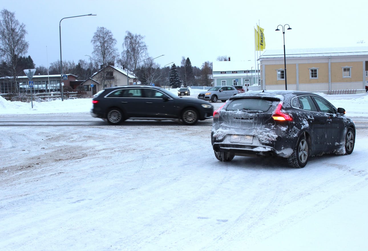 Asemakaavan muutoksen laatija Ramboll katsoo, että risteyksessä pitäisi olla liikenneympyrä. Kaavamuutoksen tavoite on, että taustalla vasemmalla näkyvälle tyhjälle korttelille voi rakentaa erikoiskaupan yksikön.