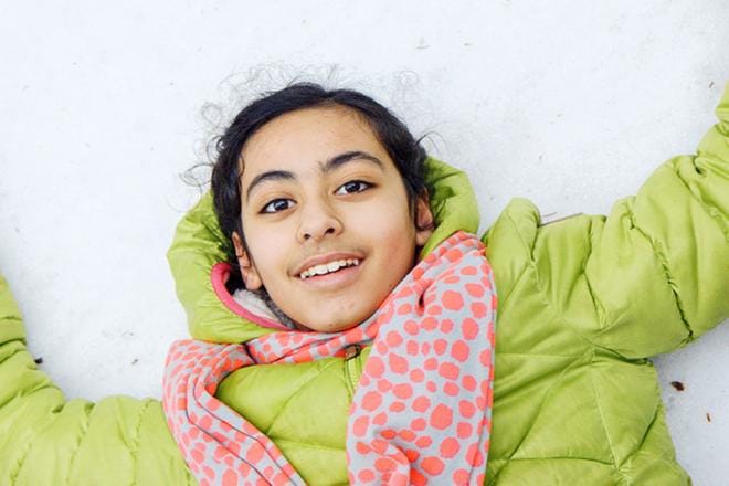 Palestiinalaistyttö Farah on melkein Suomen uusi hiihtotoivo. Dokumentin on ohjannut Einari Paakkanen. KUVA: Yle Kuvapalvelu