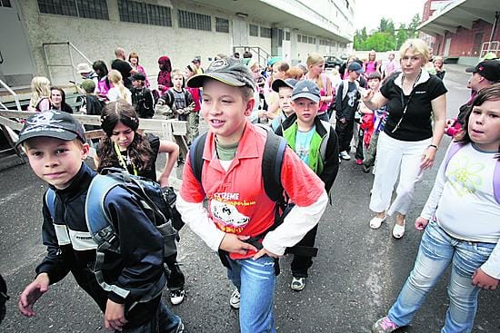 Paulaharjun koulun ala-asteen oppilaat ovat koko lukuvuoden evakossa Kansankatu 47:ssä. Välituntipihalla Oulun Puhelimen parkkipaikalla ei vielä maanantaina ollut leikkivälineitä, mutta niitä tulee myöhemmin.