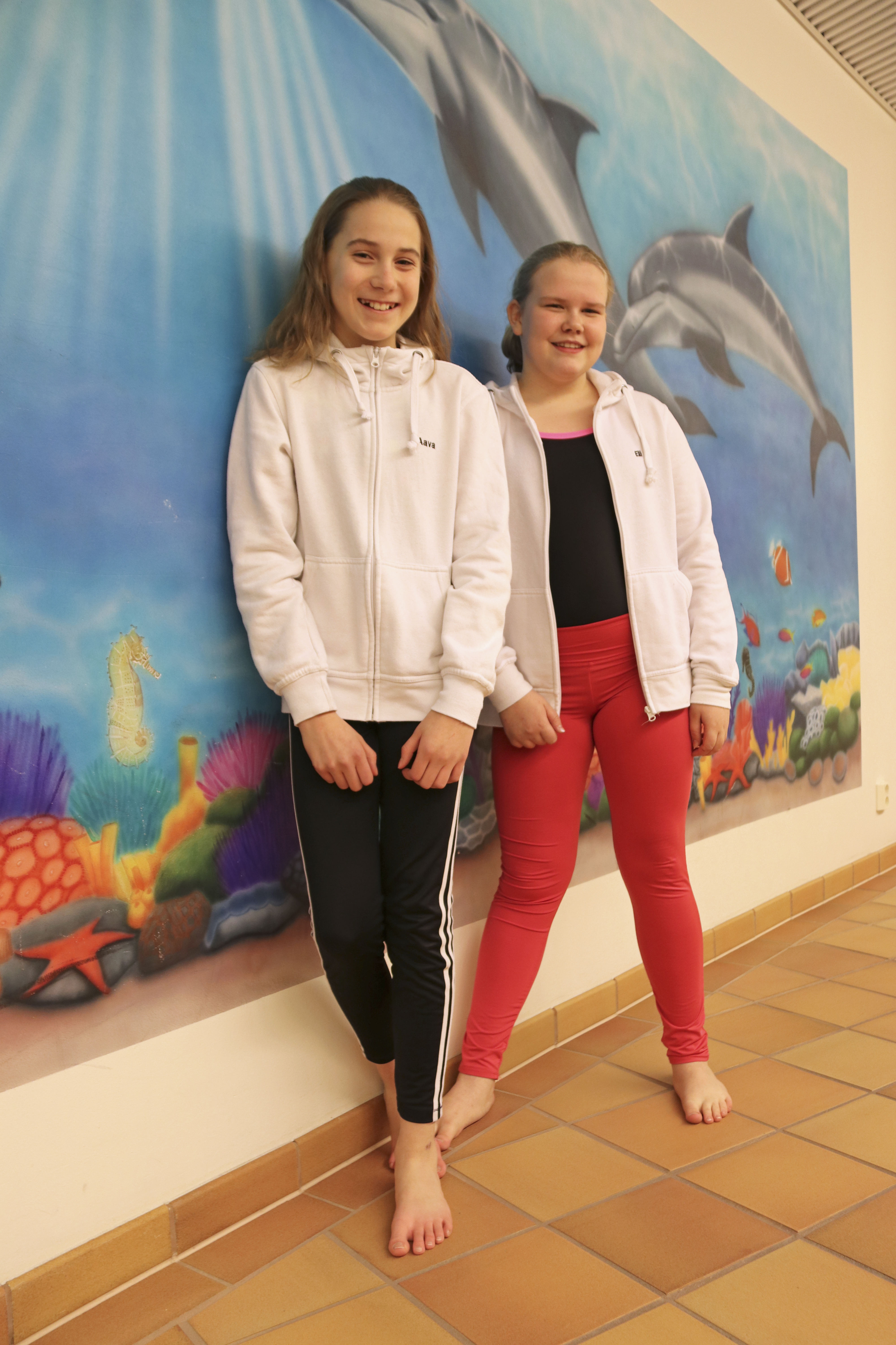 Zimmarin uimahalli on tullut Aava Näykille (vasemmalla) ja Elli Hakolalle vuosien varrella tutuksi. Tytöillä on nykyisin uintitreenit hallilla kolmesti viikossa.