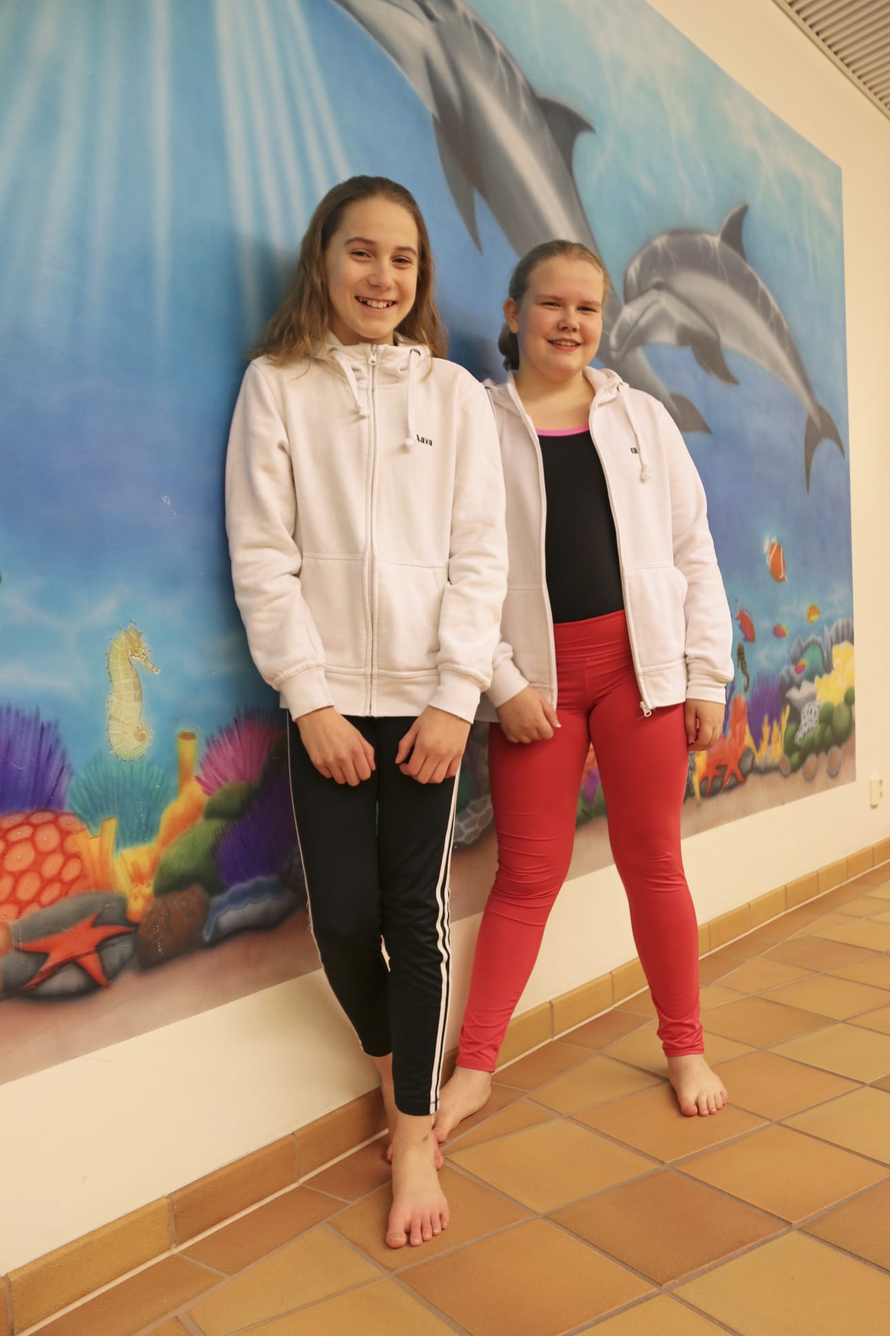Zimmarin uimahalli on tullut Aava Näykille (vasemmalla) ja Elli Hakolalle vuosien varrella tutuksi. Tytöillä on nykyisin uintitreenit hallilla kolmesti viikossa.