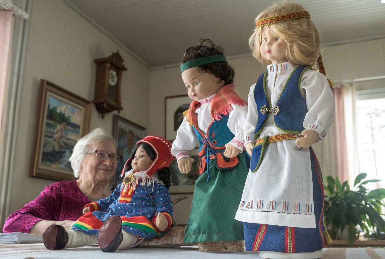 Ebba Ahonen, Inka Maaret, Mirja ja Hanna. Nuket ovat syntyneet, kun on sattunut olemaan tilkkuja, on paljon muistoja ja halu käyttää käsityötaitojaan.