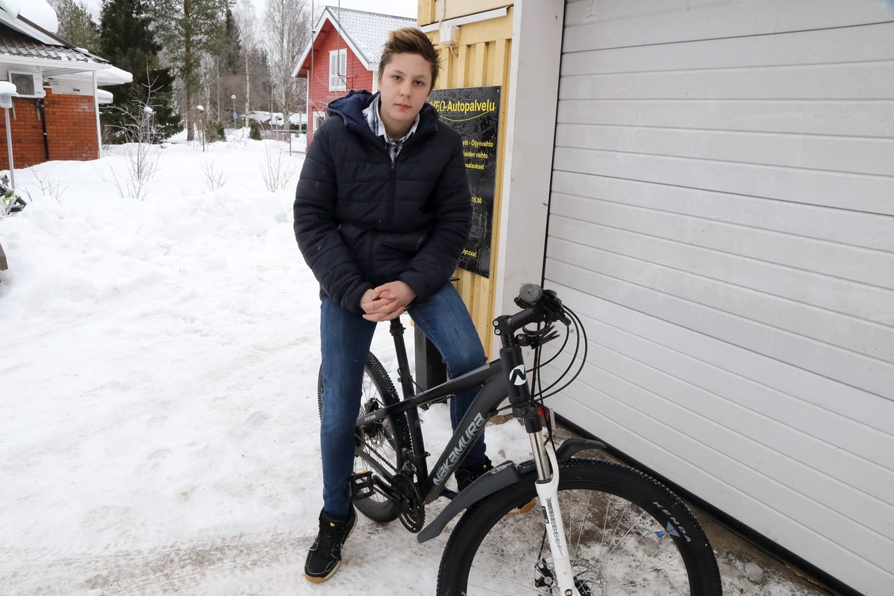 Atte Hooli tykkää pyöräilystä ja jalkapallosta. Kamppailulajit ja jääkiekko on häneltä kielletty.
