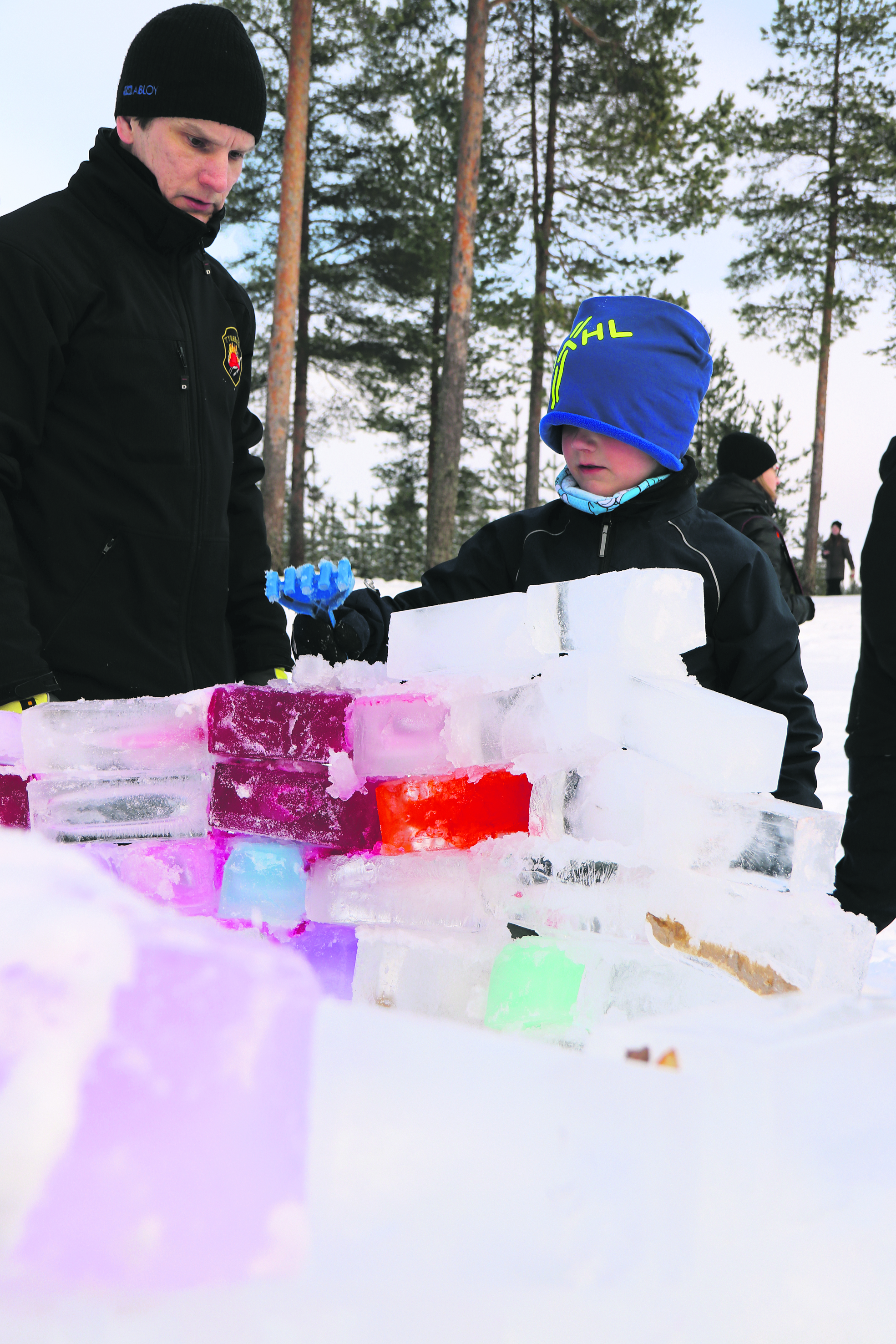 Heikki ja Kalle Latvakoski naputtelivat jääharkkoja yhteisötaideteokseen.