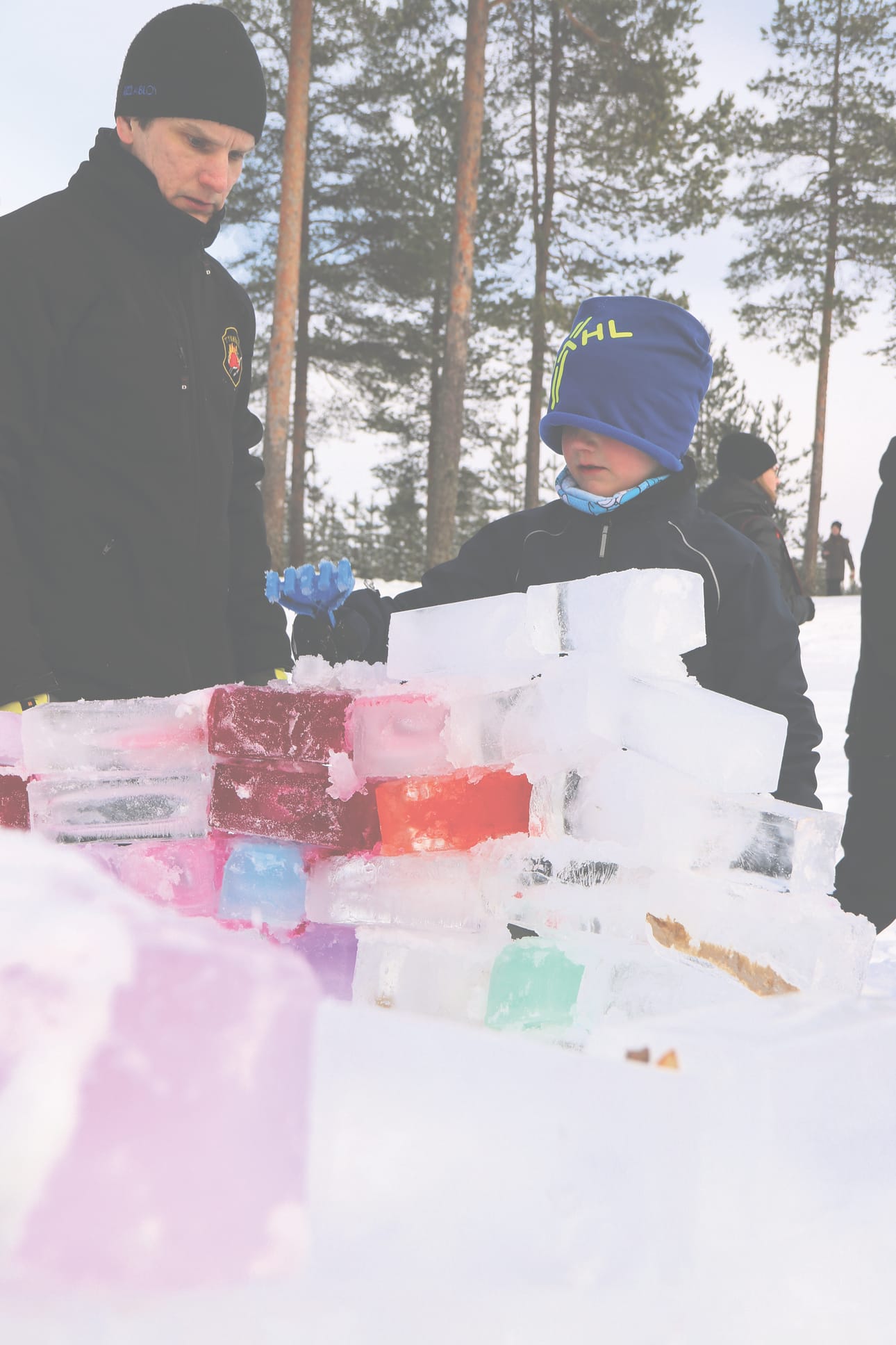 Heikki ja Kalle Latvakoski naputtelivat jääharkkoja yhteisötaideteokseen.