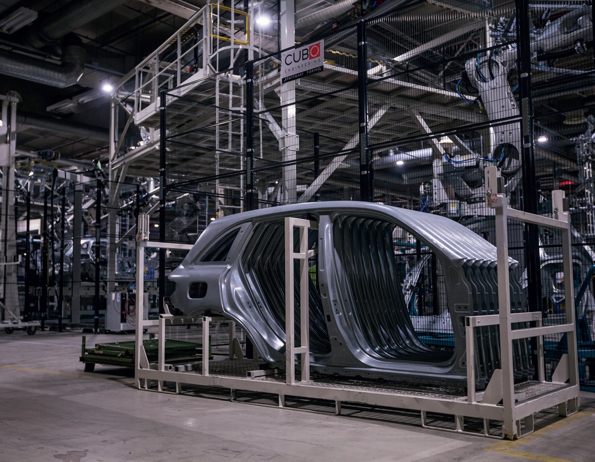 Mercedes-Benzin GLC-mallin valmistus on edellyttänyt tehtaalta jättimäisiä panostuksia. GLC:n korinosien hitsausta
varten hankittiin yli 300 teollisuusrobottia.